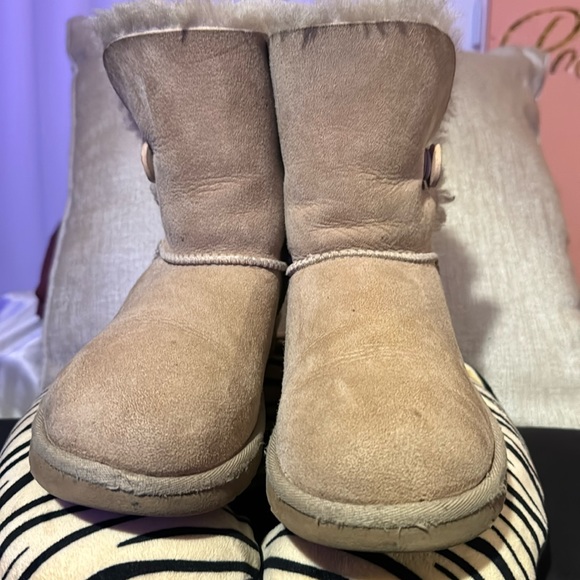 Girls UGG Bailey Button Boots Big Kids Size 4.  Tan color - Picture 1 of 9